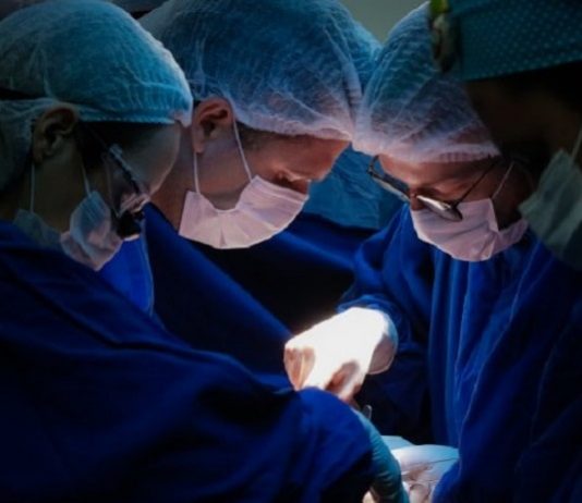 Hospitais que têm estoque de medicamentos podem retomar cirurgias eletivas três cirurgiões fazendo um procedimento cirúrgico