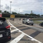 viatura da gmf ao lado da curva com as três faixas e carros passando