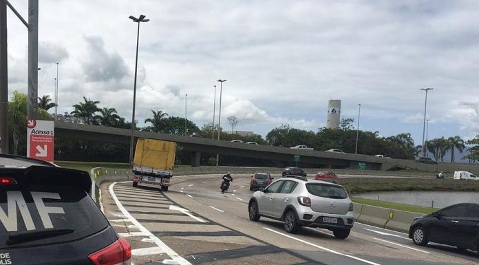 viatura da gmf ao lado da curva com as três faixas e carros passando