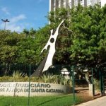 entrada do tjsc com escultura e inscrição poder judiciário tribunal de justiça de santa catarina