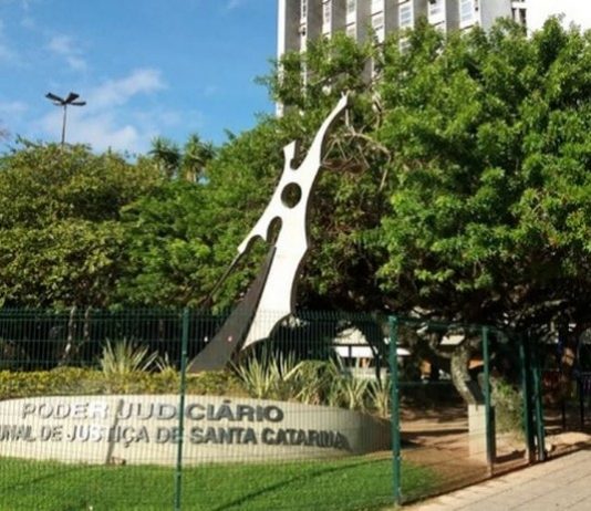 entrada do tjsc com escultura e inscrição poder judiciário tribunal de justiça de santa catarina