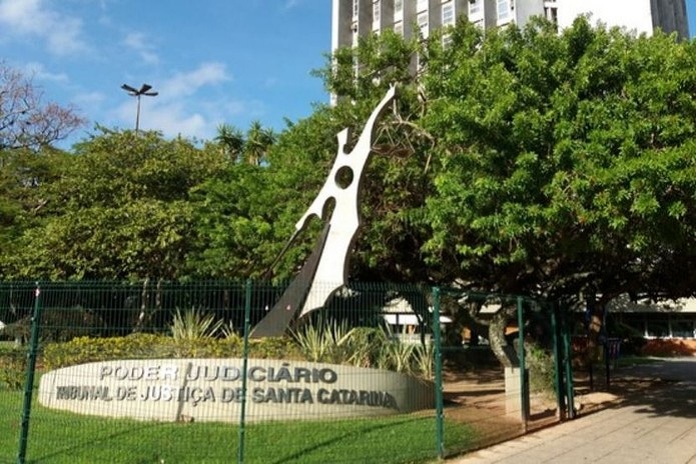 entrada do tjsc com escultura e inscrição poder judiciário tribunal de justiça de santa catarina