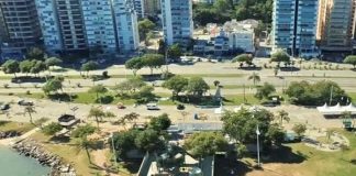 bolsão da casan com a ura no meio visto em foto aérea e prédios ao fundo e avenida