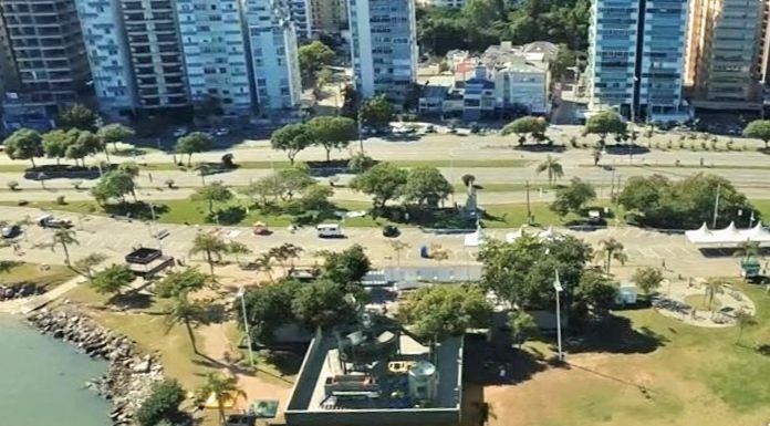 bolsão da casan com a ura no meio visto em foto aérea e prédios ao fundo e avenida