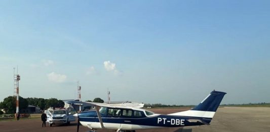 PF faz buscas em sete cidades de SC em operação contra tráfico internacional aeronave de prefixo pt-dbe estacionada em aeroporto com viatura ao lado