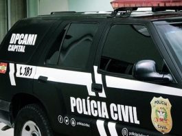 Mulher arremessada: viatura gm blazer com logos da polícia civil e dpcami