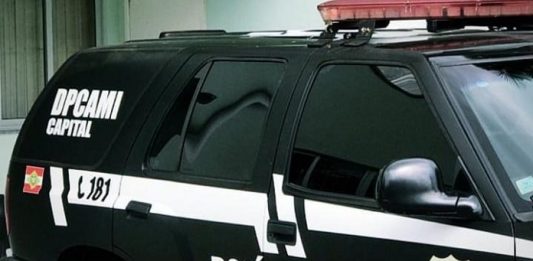 Polícia Civil prende homem por feminicídio cometido em Biguaçu Mulher arremessada: viatura gm blazer com logos da polícia civil e dpcami