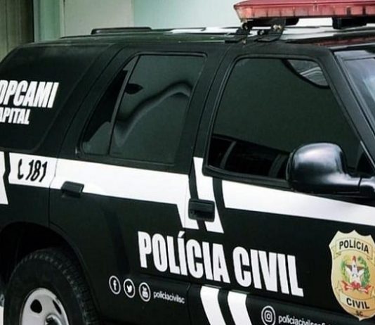 Homem que batia na namorada adolescente grávida é preso em flagrante em São José Mulher arremessada: viatura gm blazer com logos da polícia civil e dpcami