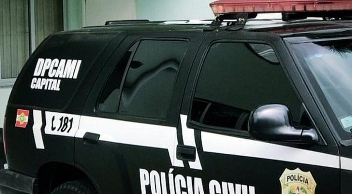 Mulher arremessada: viatura gm blazer com logos da polícia civil e dpcami