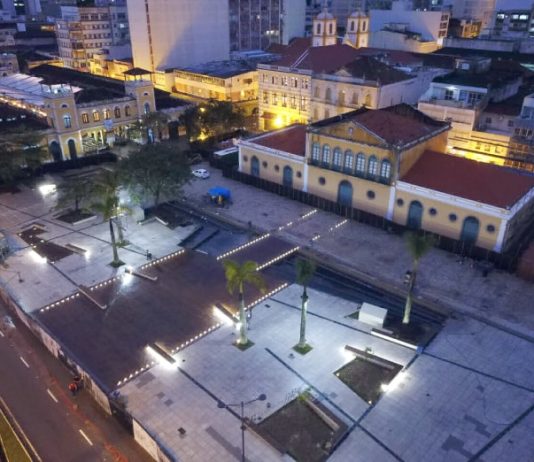 foto aérea do largo da alfândega, com prédios do centro em volta