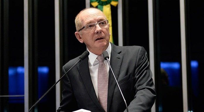 paulo bauer discursa na tribuna do senado com bandeira do brasil ao fundo