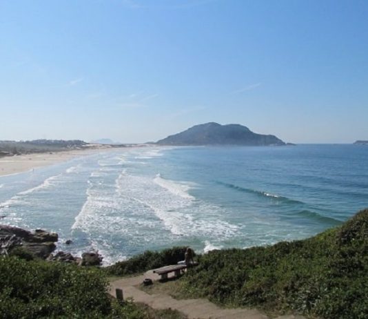 Governo publica regras para ocupação de balneários e outras atividades em SC praia do santinho vista do costão direito