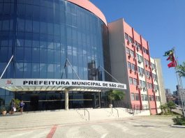fachada do prédio da prefeitura de são josé com inscrição do nome e bandeiras ao lado - WhatsApp da prefeitura de São José