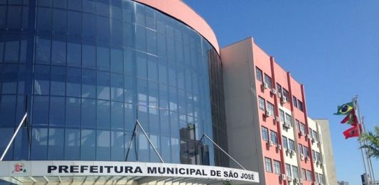 Pré-candidaturas em São José fachada do prédio da prefeitura de são josé com inscrição do nome e bandeiras ao lado - WhatsApp da prefeitura de São José