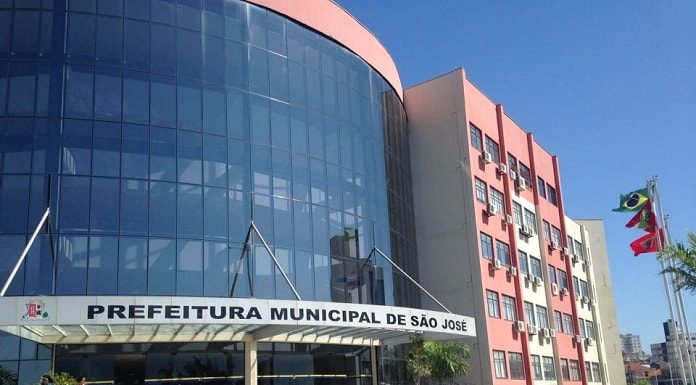 fachada do prédio da prefeitura de são josé com inscrição do nome e bandeiras ao lado - WhatsApp da prefeitura de São José