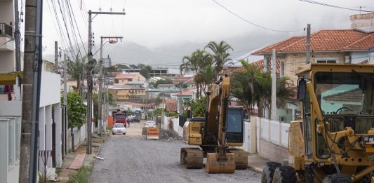 Rua em São José será interditada durante uma semana retroescavadeira e máquina de terraplanagem estacionadas em rua com cobertura de britas, em obras