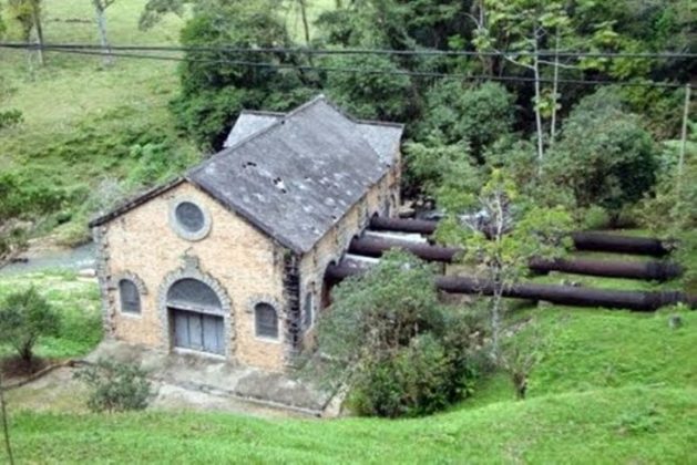 usina vista de cima, com canos indo à casa de força e riacho ao lado