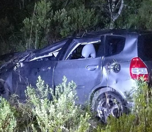 honda fit capotado e destruído no meio do mato