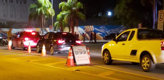 Ao menos 1.108 motoristas foram flagrados dirigindo bêbados no carnaval em SC carros passando por uma blitz com placa "lei seca"