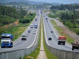 Grupo CCR é cotado para ganhar a concessão da BR 101 Sul nesta sexta-feira trecho da rodovia que se estende ao fundo da imagem com carros passando nos dois sentidos
