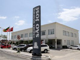 Salário de vereadores: prédio da câmara municipal de são josé com carros estacionados na frente