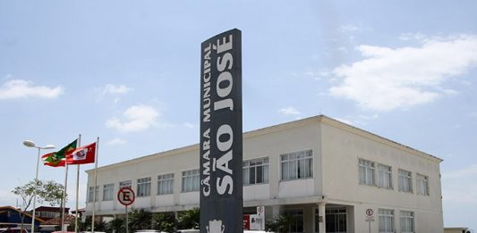 Dois vereadores de São José se filiam ao PDT Salário de vereadores: prédio da câmara municipal de são josé com carros estacionados na frente