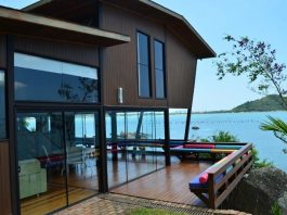 casa de frente para o mar, com ampla varanda
