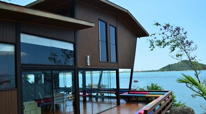 casa de frente para o mar, com ampla varanda