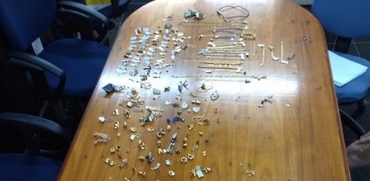 todas as peças dispostas sobre grande mesa de madeira