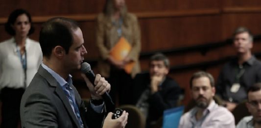 Celesc terá operação de R$ 1,2 bilhão em 2020 cleicio fala ao microfone em pé em frente a pessoas sentadas em auditório