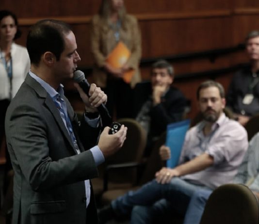 Celesc terá operação de R$ 1,2 bilhão em 2020 cleicio fala ao microfone em pé em frente a pessoas sentadas em auditório