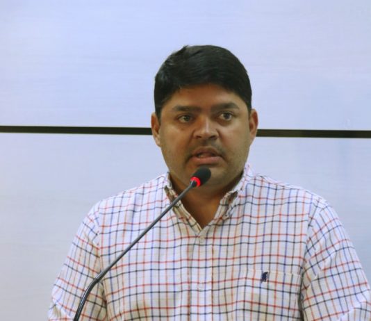 vereador clonny discursando na tribuna da câmara
