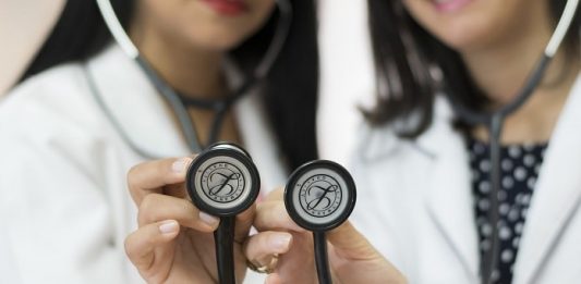 duas médicas mostram o estetoscópio