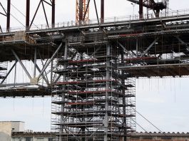 Os três projetos de lei que a CPI da Ponte sugere para outras obras no estado pilar da ponte hercílio luz em reforma com estruturas de andaimes em volta