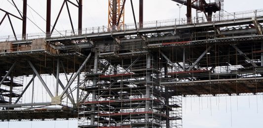 Os três projetos de lei que a CPI da Ponte sugere para outras obras no estado pilar da ponte hercílio luz em reforma com estruturas de andaimes em volta
