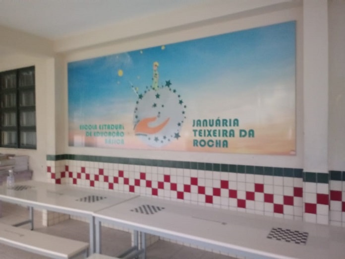parede de azulejos com nome escola estadual de educação básica Januária Teixeira da Rocha