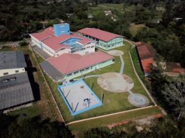 Escolas de múltiplas linguagens serão inauguradas na capital foto aérea de prédio e pátio da escola no ratones, com campos e vegetação em volta