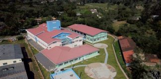 foto aérea de prédio e pátio da escola no ratones, com campos e vegetação em volta