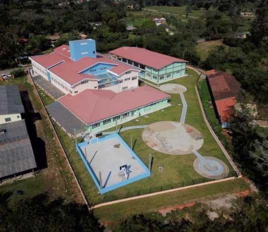 foto aérea de prédio e pátio da escola no ratones, com campos e vegetação em volta