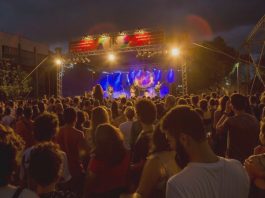 grande público em frente ao um palco com logo da fik em foto noturna