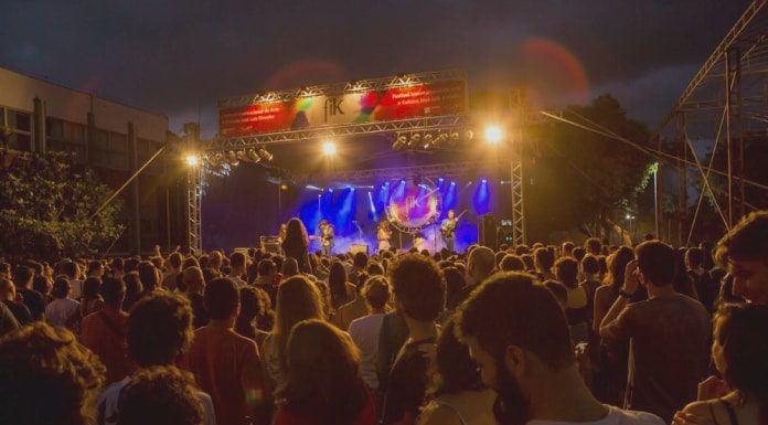 grande público em frente ao um palco com logo da fik em foto noturna