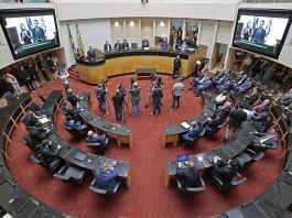Primeira sessão parlamentar de 2020 da Alesc ocorre na terça-feira (4) parlamento da alesc visto de cima com moisés falando na tribuna