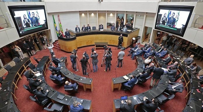 parlamento da alesc visto de cima com moisés falando na tribuna