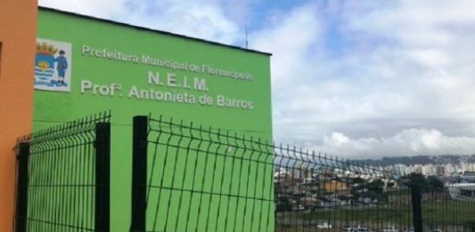 creche com inscrição neim professora antonieta de barros