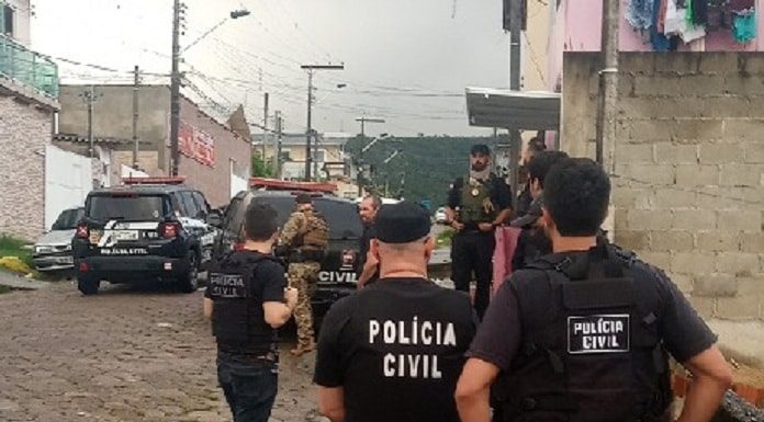 diversos policiais e viaturas em uma rua