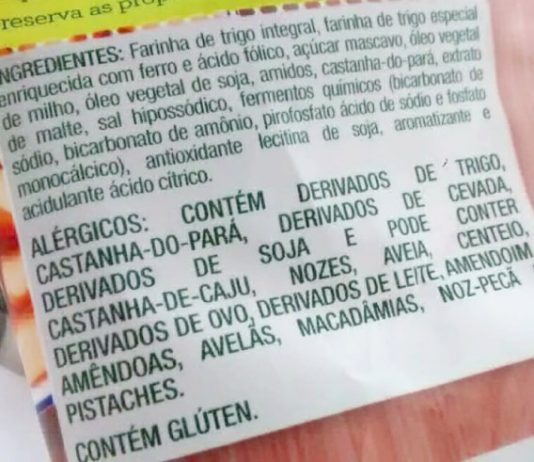 embalagem com descrição dos ingredientes, começando com farinha de trigo integra e depois recados para pessoas alérgicas