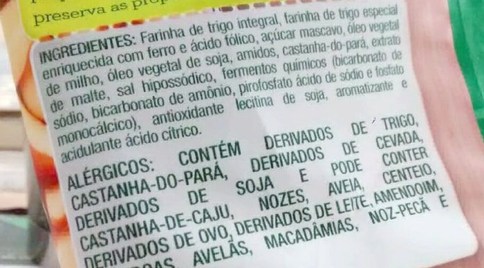 embalagem com descrição dos ingredientes, começando com farinha de trigo integra e depois recados para pessoas alérgicas