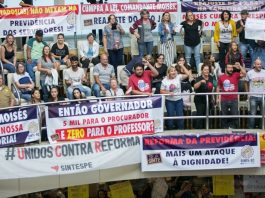 galerias superiores da alesc lotada de servidores com faixas protestando contra reforma da previdência
