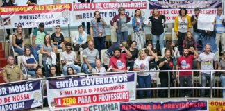 galerias superiores da alesc lotada de servidores com faixas protestando contra reforma da previdência