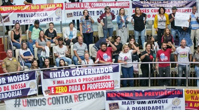 galerias superiores da alesc lotada de servidores com faixas protestando contra reforma da previdência